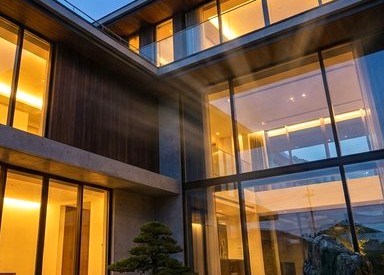 テラスで夜景を眺める夫婦