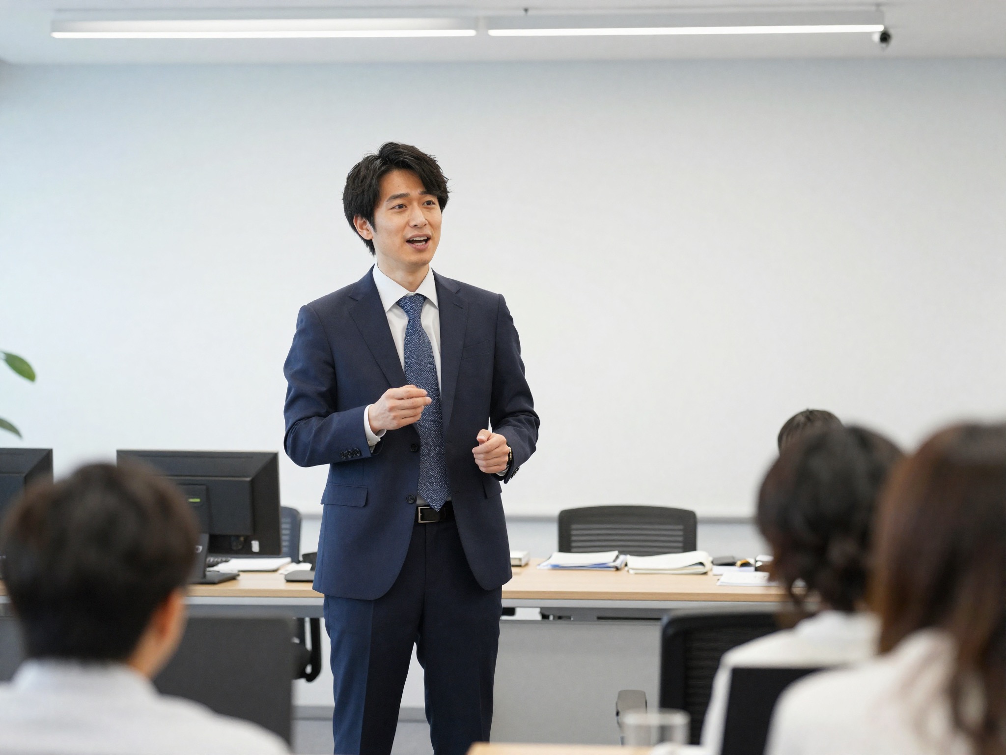 セミナーで学んだことをオフィスですぐ実践する様子